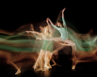 Illustration for article titled These Mesmerizing Photos Capture Dynamic Ballet Dancers in Midair